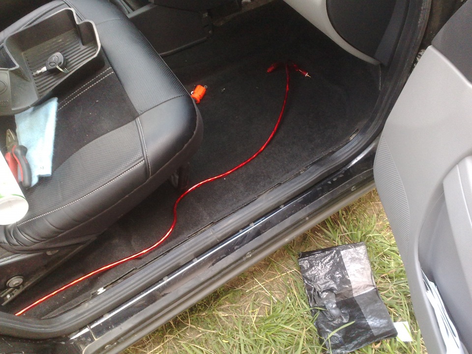 Проложил провода для усилка, и подключение к штатной — Lada Приора ...
