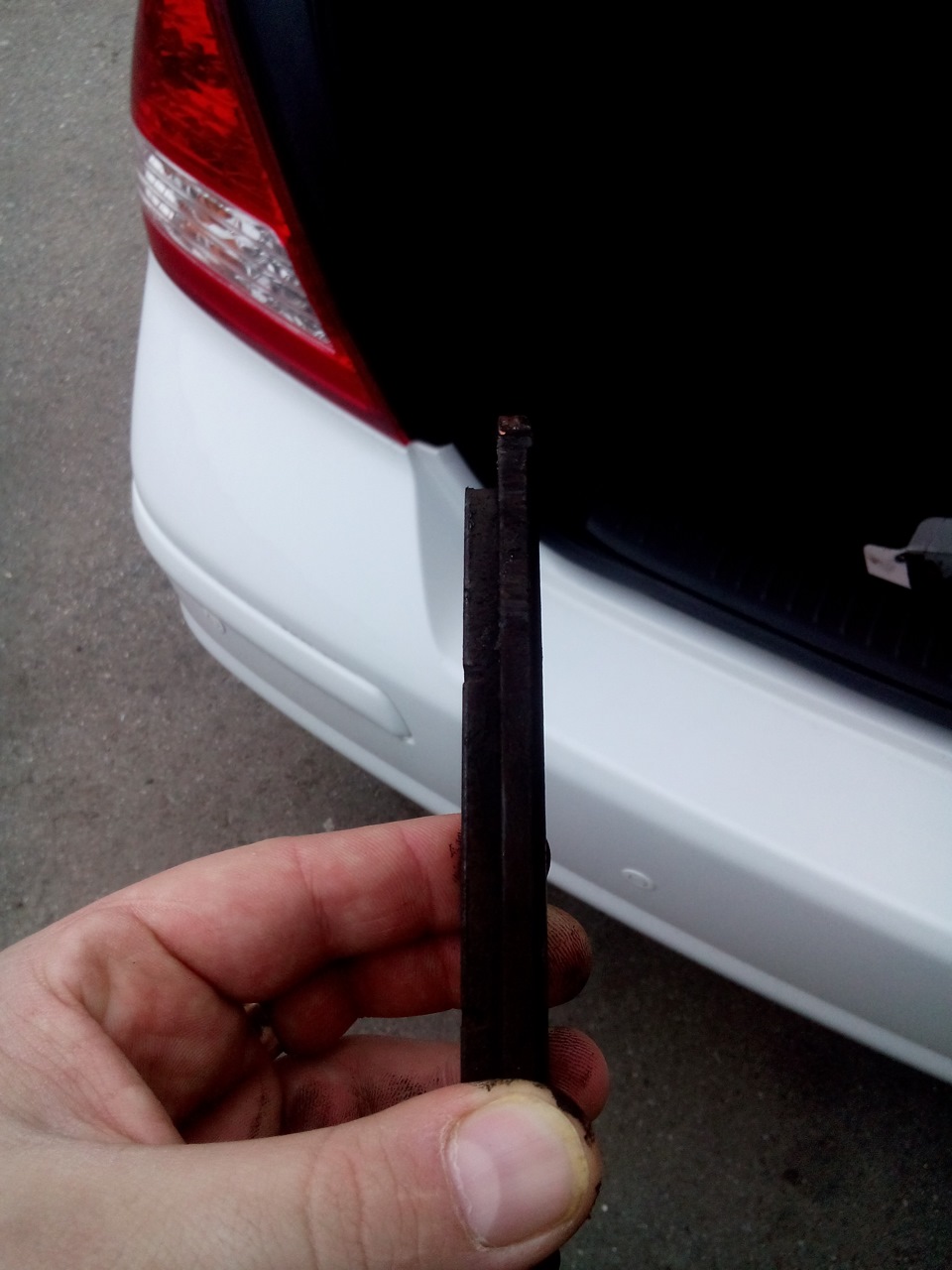 Замена передних тормозных колодок — Nissan Tiida (1G), 1,6 л, 2012 года ...