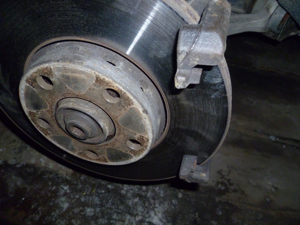 Переборка левого тормозного суппорта. — Volkswagen Passat B5, 1,8 л ...