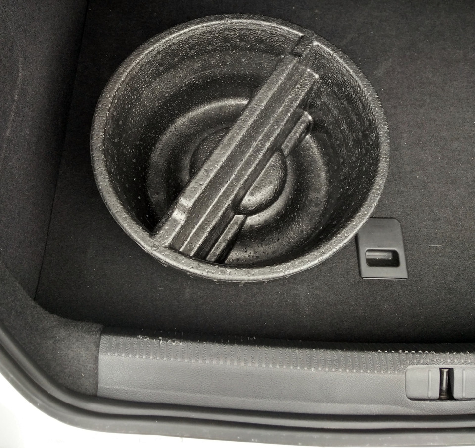 Ниша запасного колеса — Volkswagen Passat CC, 2 л, 2015 года ...