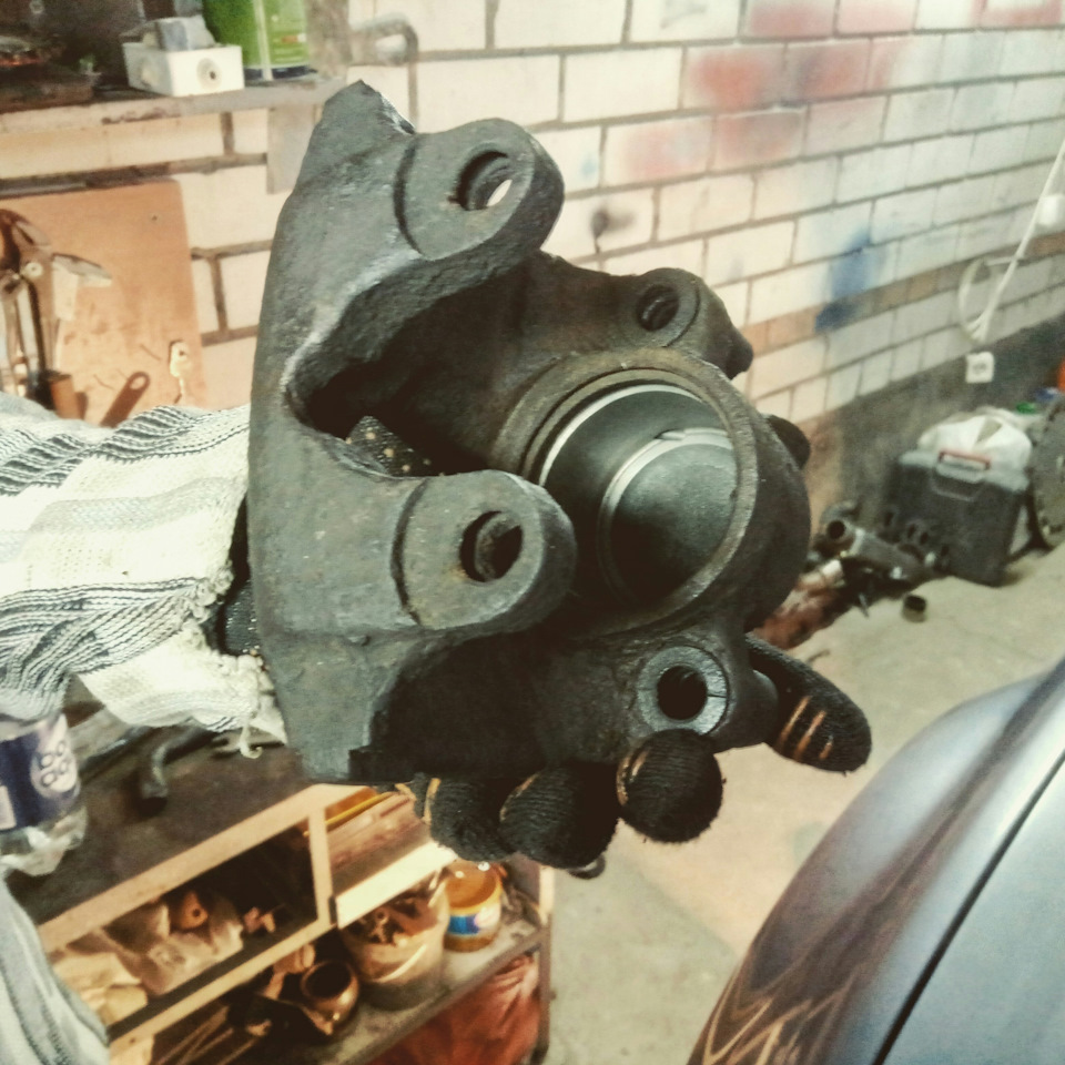 Суппорт бмв е46. Ремкомплект суппорта бмв е46 задний. Bmw e46 325 задние суппорта. Суппорта е46 330. Суппорта бмв е 46 2.