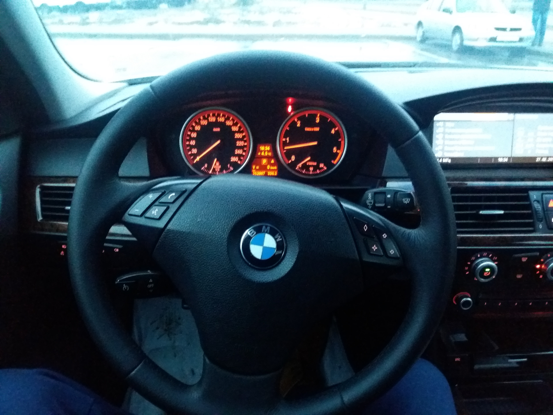 За рулем BMW x5 зима