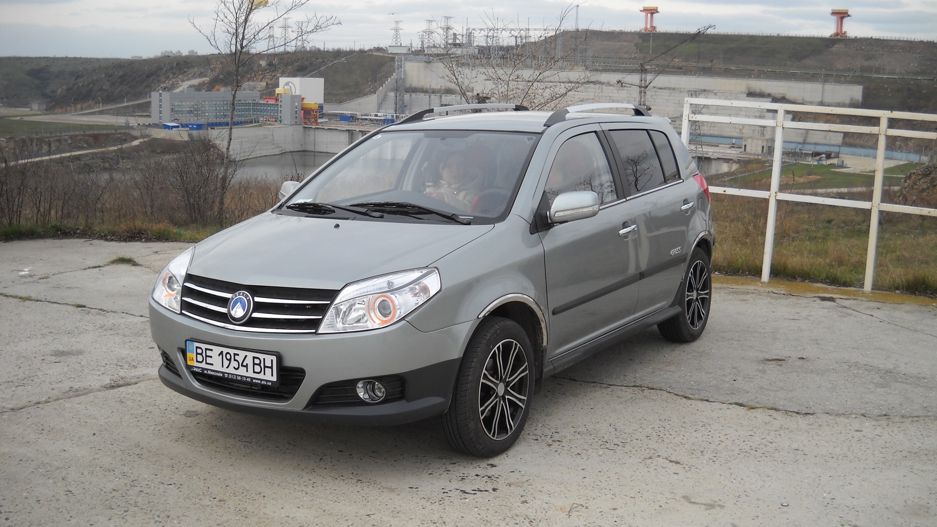 Девушка и Geely MK Cross