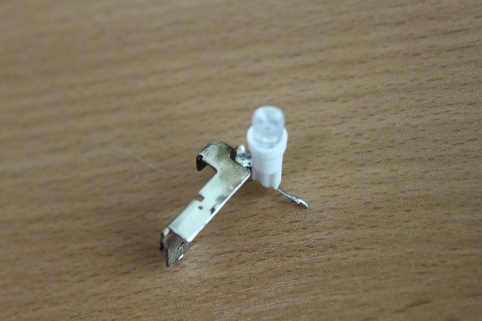 замена лампочки на диод в кнопке — Audi 100 Avant (C3), 2,3 л., 1984 ...