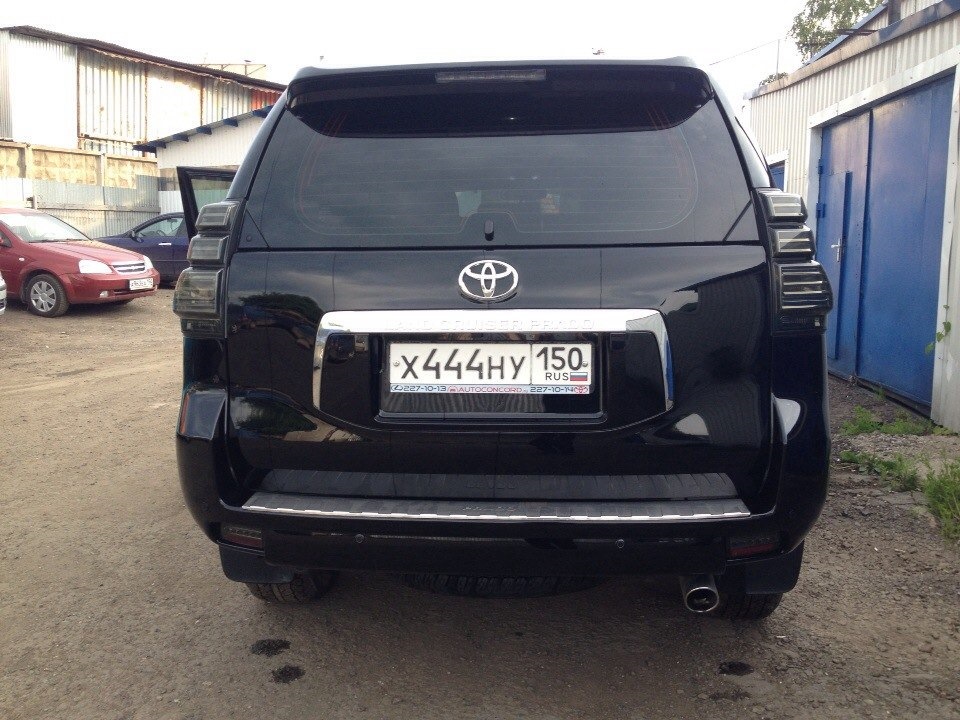 Задние prado. Черный Прадо 150 сзади. Toyota Land Cruiser Prado тонировка фар. Prado 150 тонированные фары. LC Prado 150 тонировка фар.