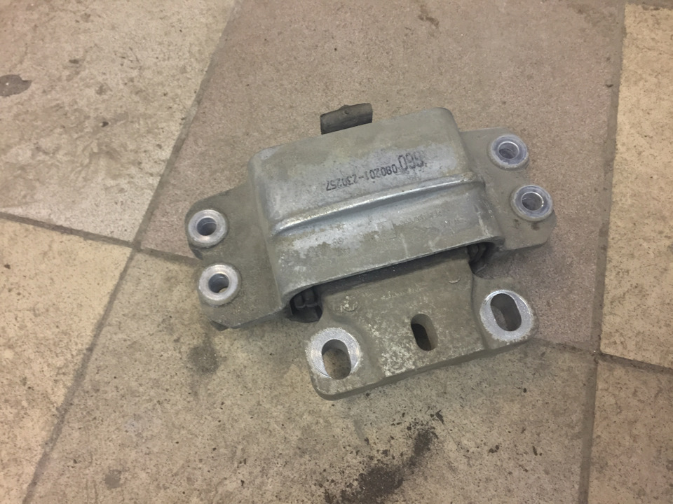 Старая подушка — Volkswagen Passat B6