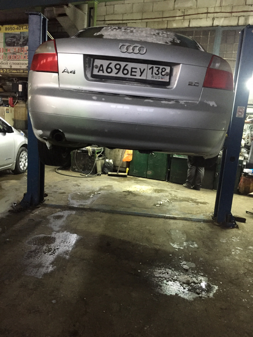 Замена задних амортизаторов — Audi A4 (B6), 2 л, 2001 года | визит на ...