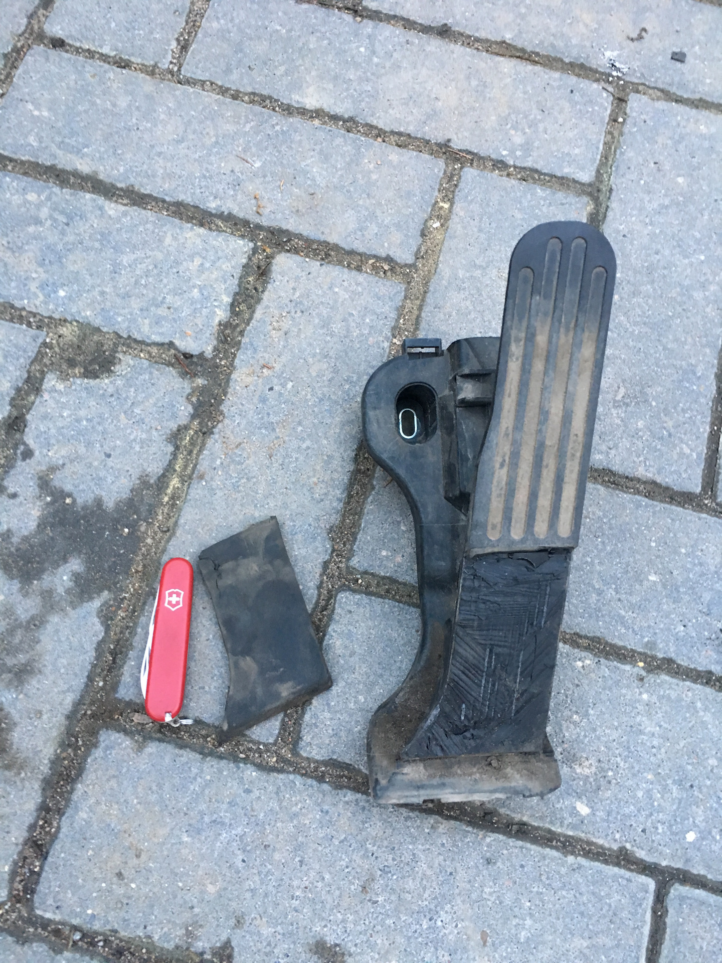 Накладки на педали. Шлейф машинка в помощь — Volkswagen Golf Mk6, 1,4 л ...