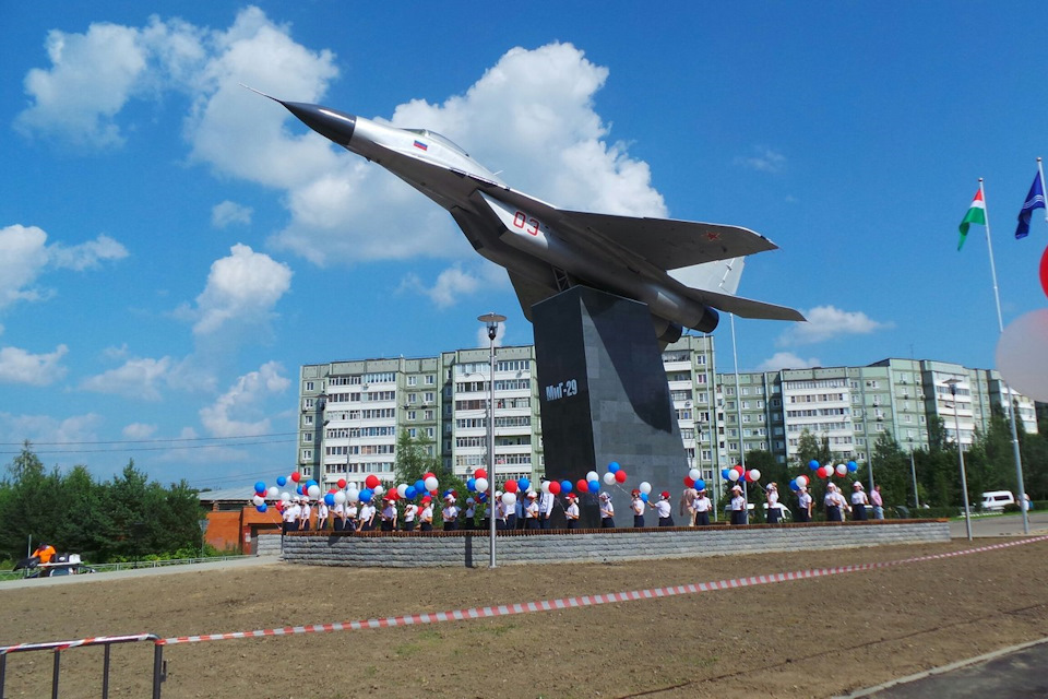 Самолет липецк. Самолет-памятник миг-29 Обнинск. Миг 29 Обнинск. Памятник миг 29 в Обнинске. Самолет миг Обнинск.