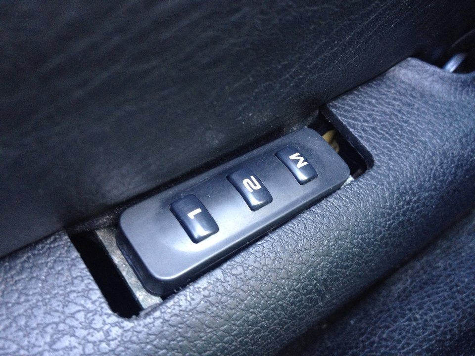 Память сидений. Пежо 406 накладка кнопки сиденья. Peugeot 406 кнопка сиденья. Сброс памяти сидений VAG.