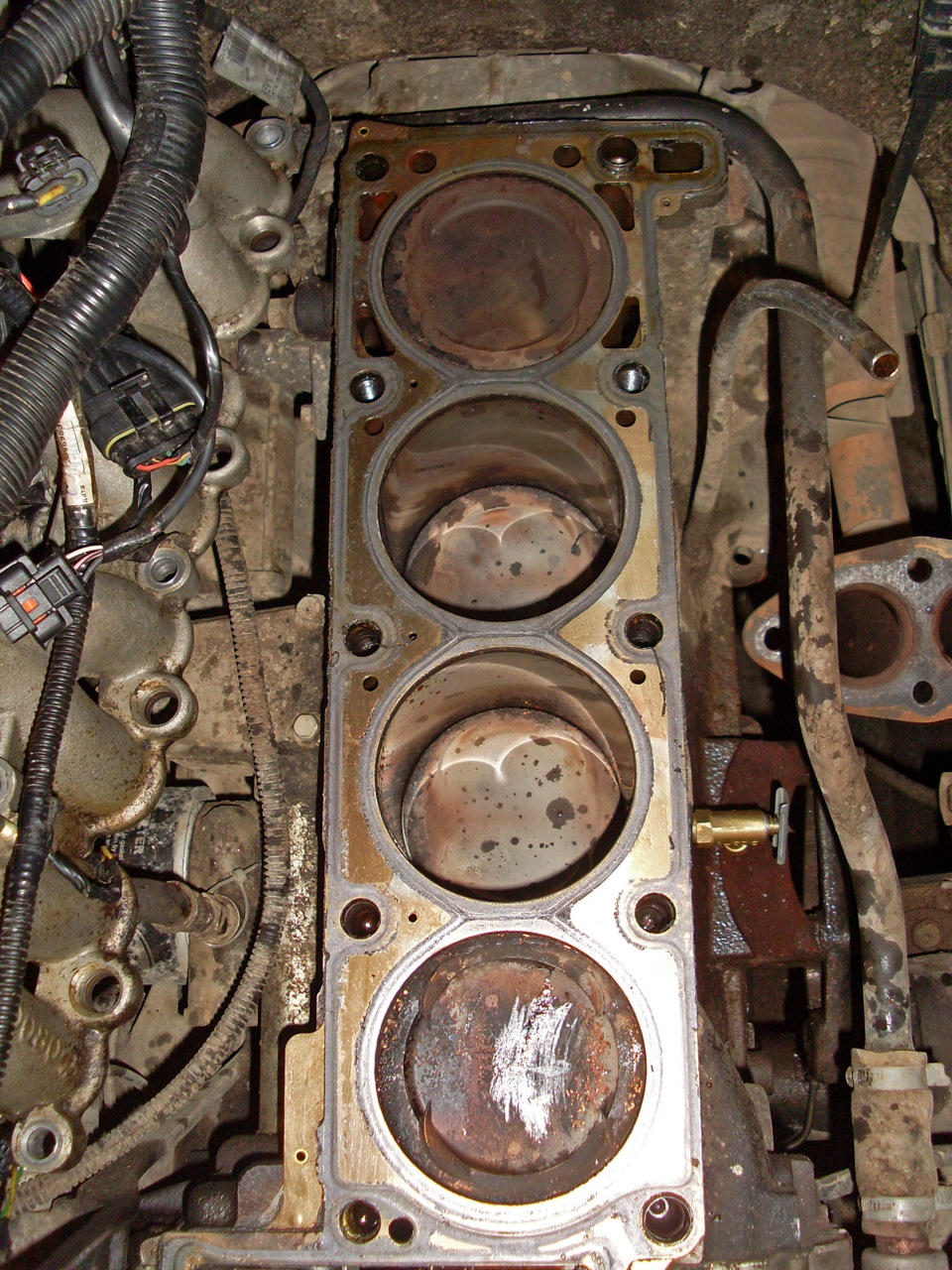 Вынул обломок свечи из ГБЦ — УАЗ Patriot, 2,7 л, 2011 года | своими ...