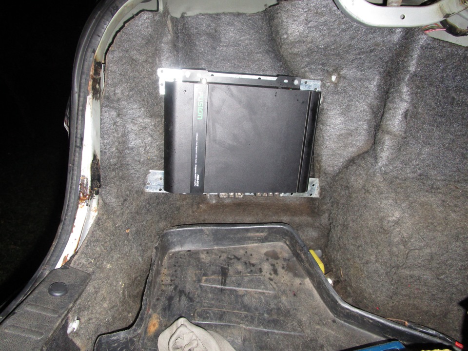 Крепление усилителя в багажник) — Nissan Almera I (N15), 1,6 л, 1998 ...