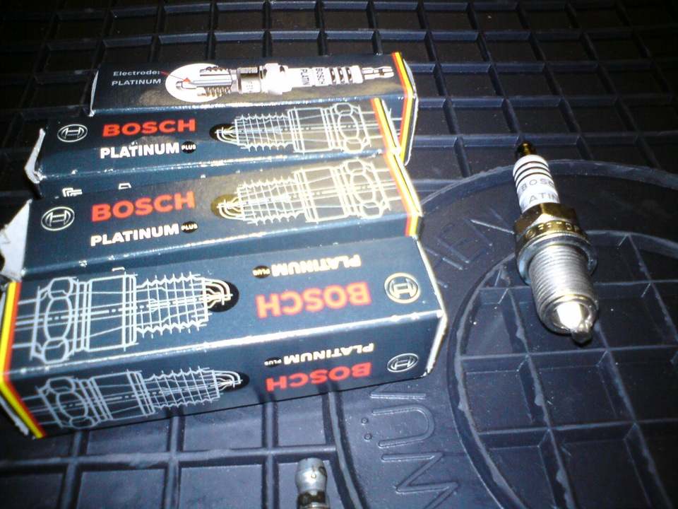 Свечи bosch platinum. Bosch Platinum r6 головка. Свечи бош платинум r3. Bosch Platinum 4 электрода.