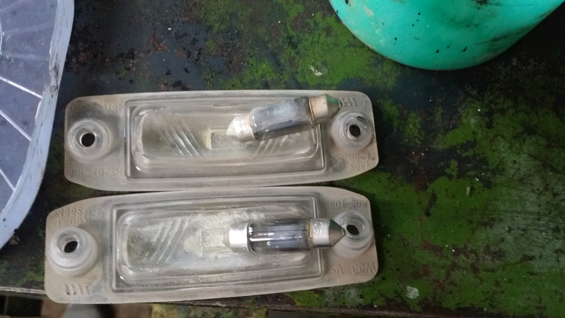 26511au300. 51137062293 рассеиватель. Подсветка заднего номера киа sportage 3. Стекло подсветки номера. Плафон подсветки номера bmw e53.