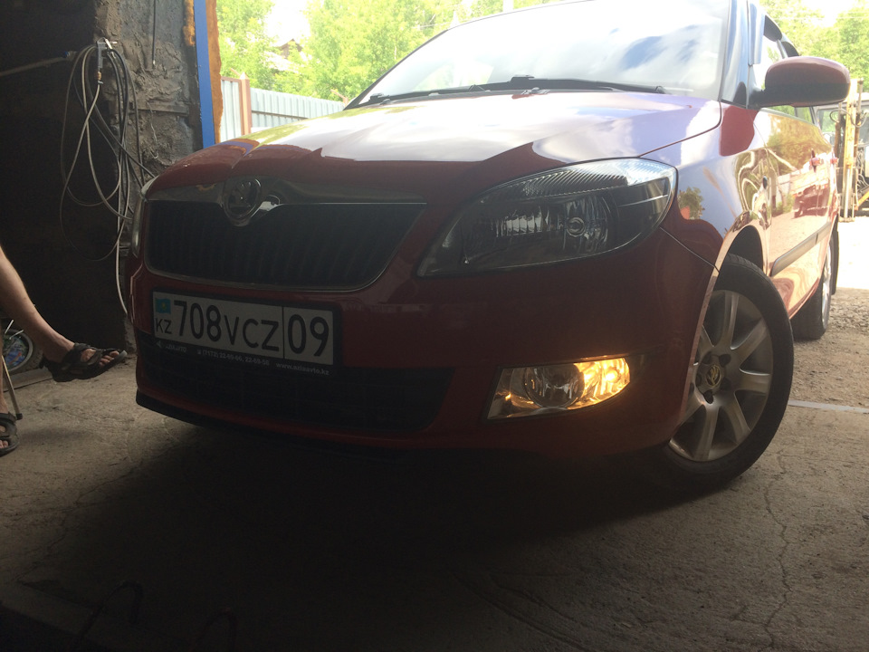 #1 Рамки Sak и рыжие ДХО - Skoda Fabia Mk2, 1,2 л, 2014 года аксессуары DRIVE2