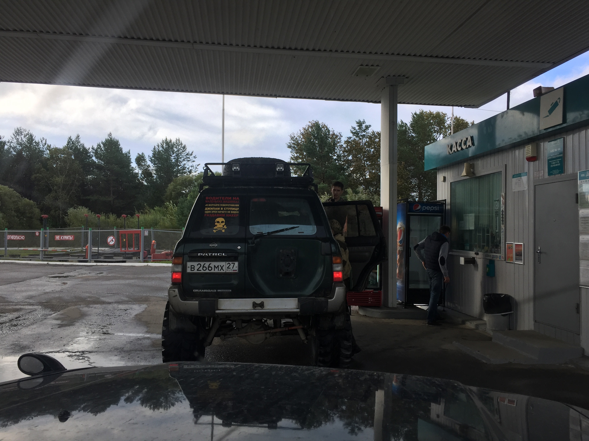 эвакуатор упал на машину в москве. внедорожный эвакуатор. пожарные. эвакуация 4 4. внедорожная эвакуация 4х4.