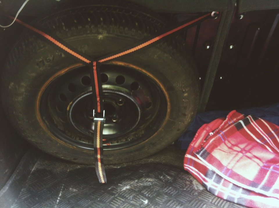 0008. Как закрепить запаску. Крепеж запаски на вис 2347. Держатель запасного колеса мзса 3105. Крепление запасного колеса ваз 2110.