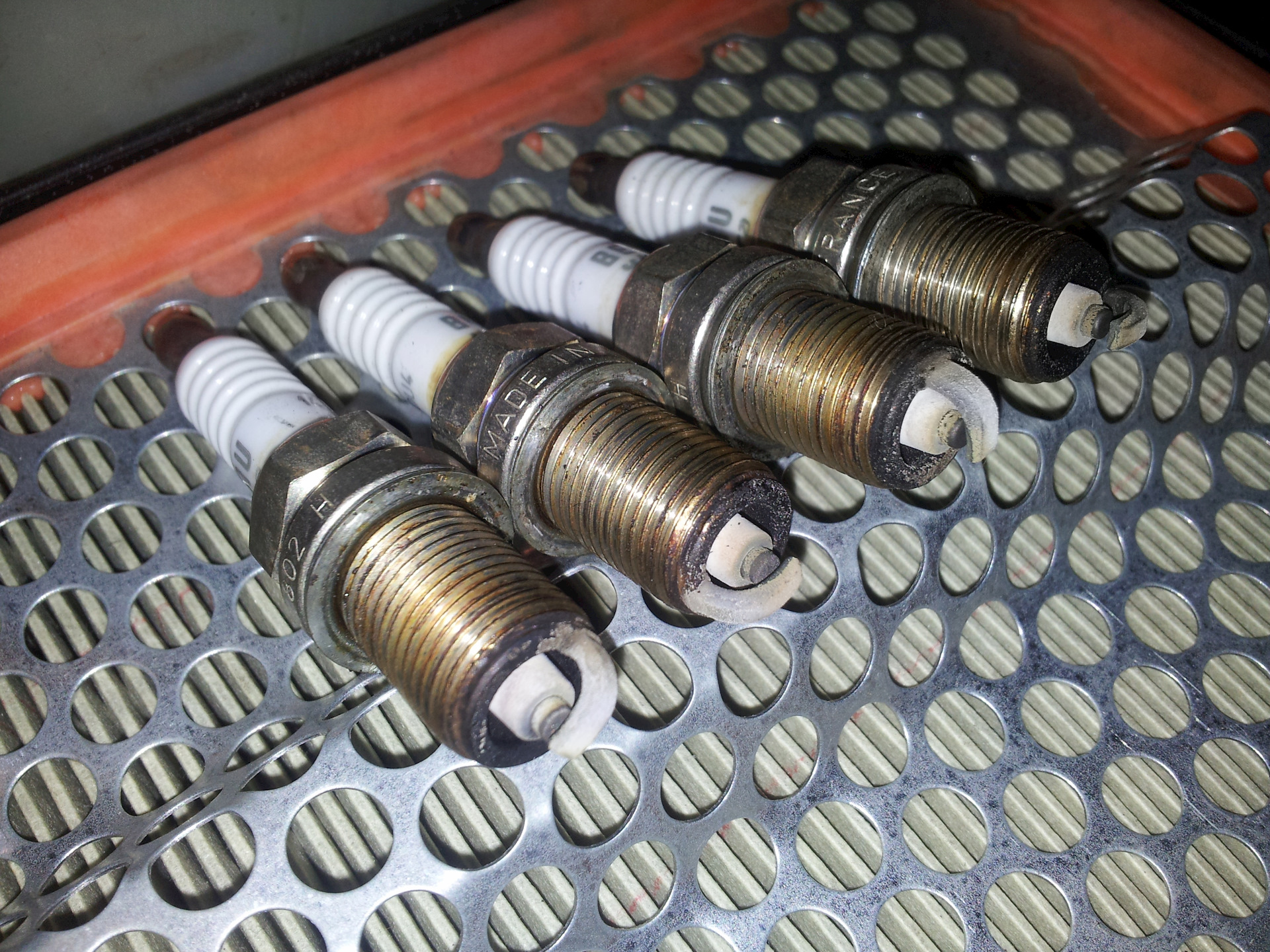 1216460 ford. ауди 100 с3 2. свечи зажигания вместо колесных болтов. 3. выкручивание свечей зажигания.