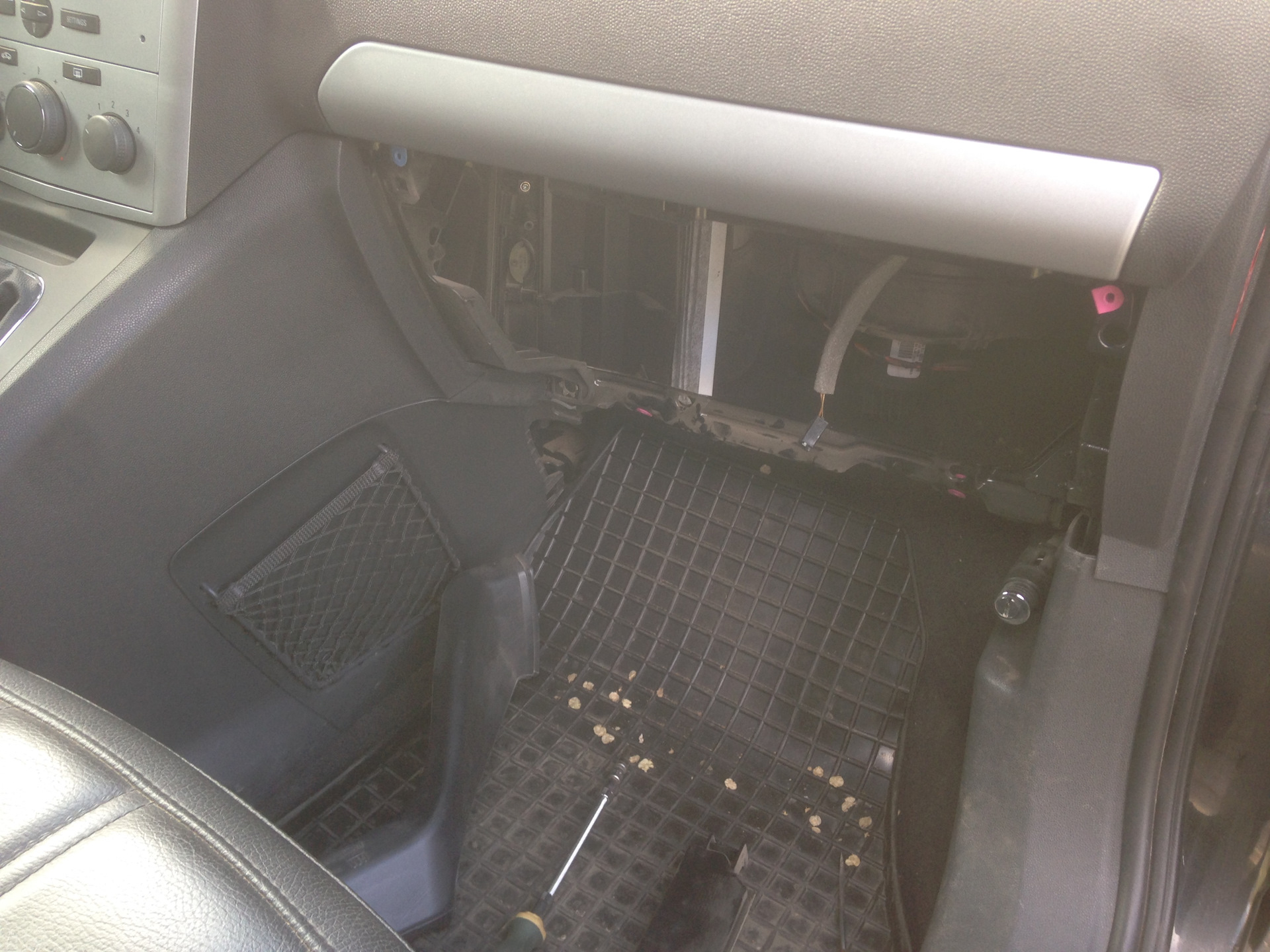 Фильтр салона опель зафира 2001. Фильтр салона опель зафира а 1. Opel zafira a замена фильтра. Салонный фильтр опель зафира б 1. 1354953 фильтр салона угольный.