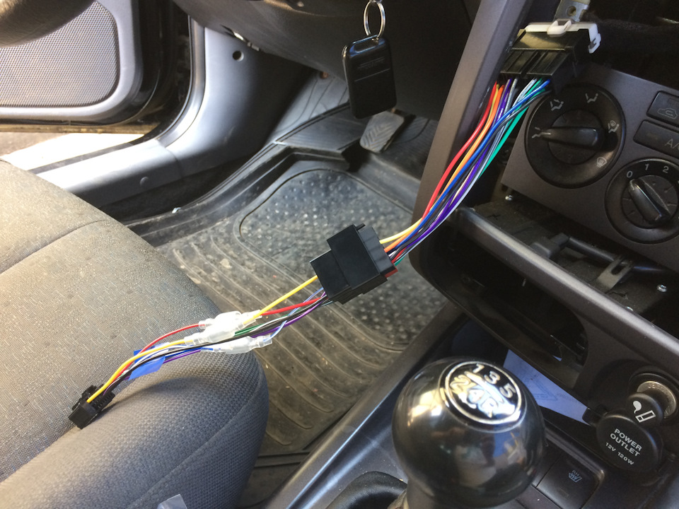 Подключить магнитолу от зажигания. Провод от зажигания на магнитолу. Наводки в автозвуке. Магнитола работает без массы. Отключается магнитола.