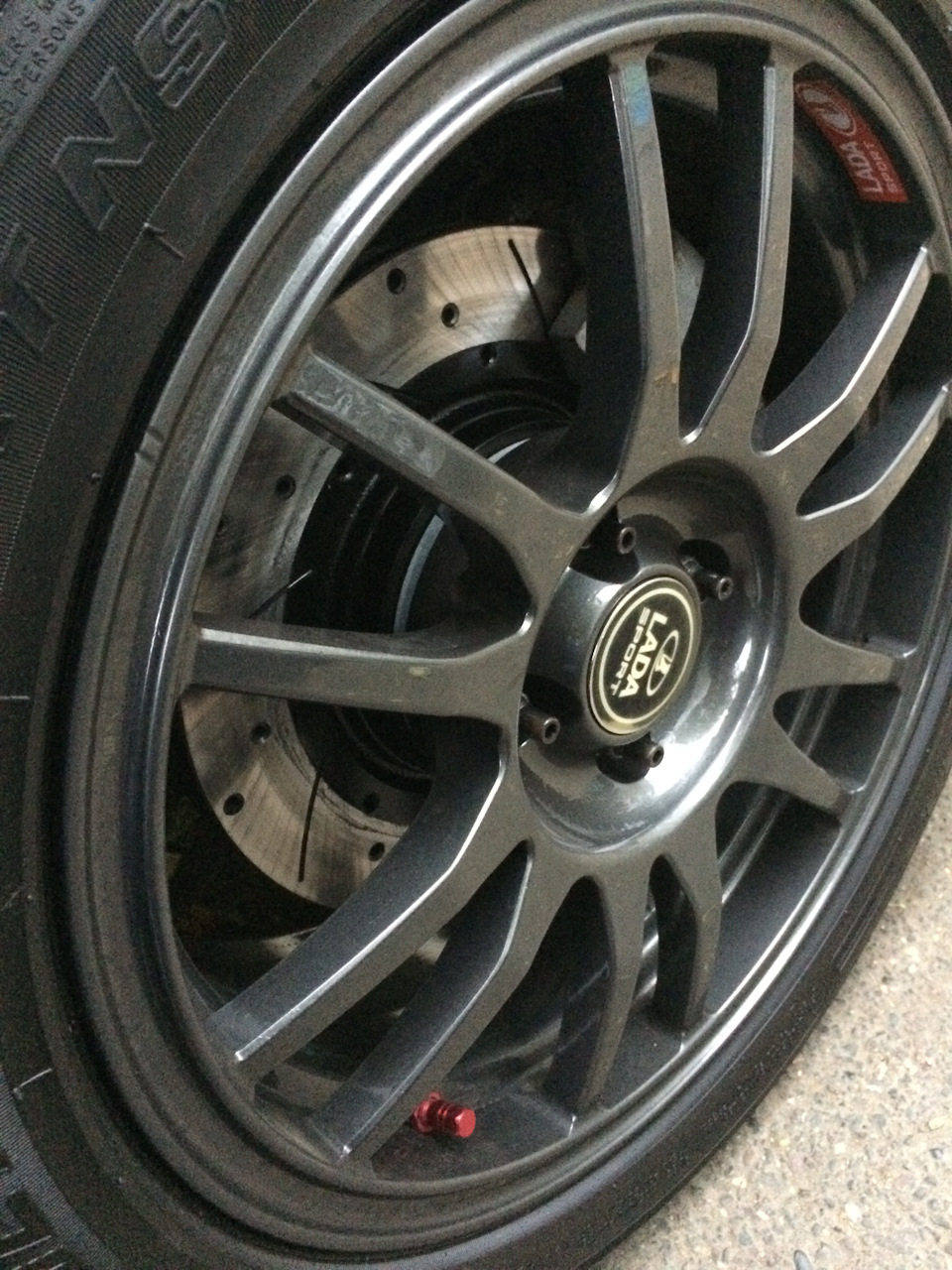 Справа — Lada Granta Sport