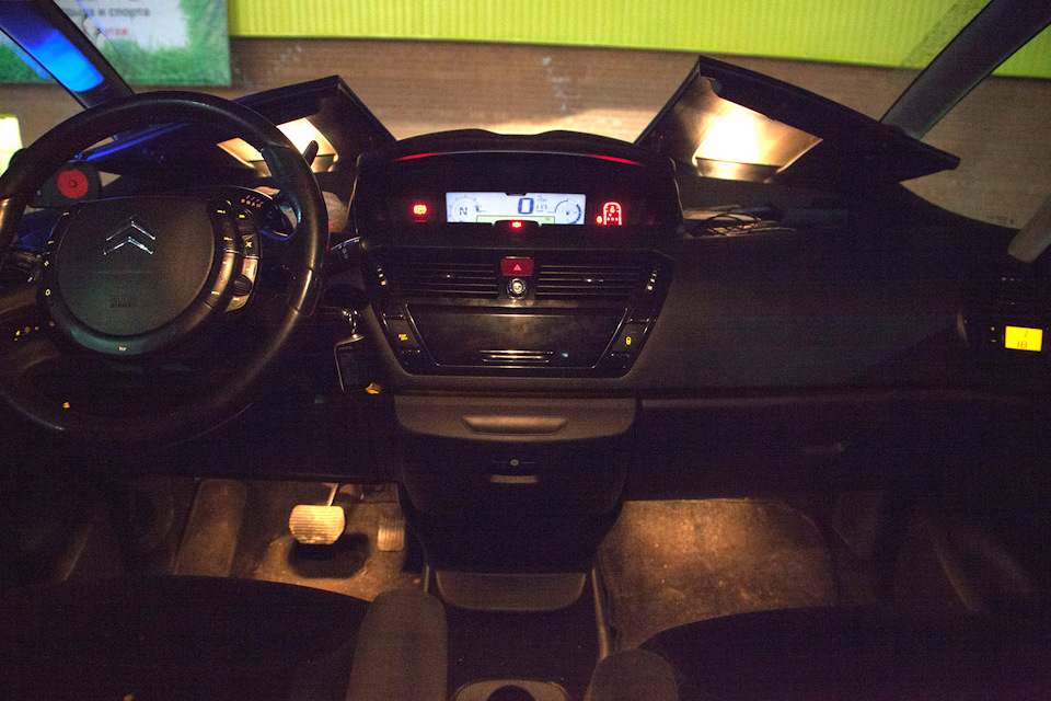 Вау-эффект от такого зрелища огромный. Проверено на друзьях! — Citroen C4 Picasso (1G)