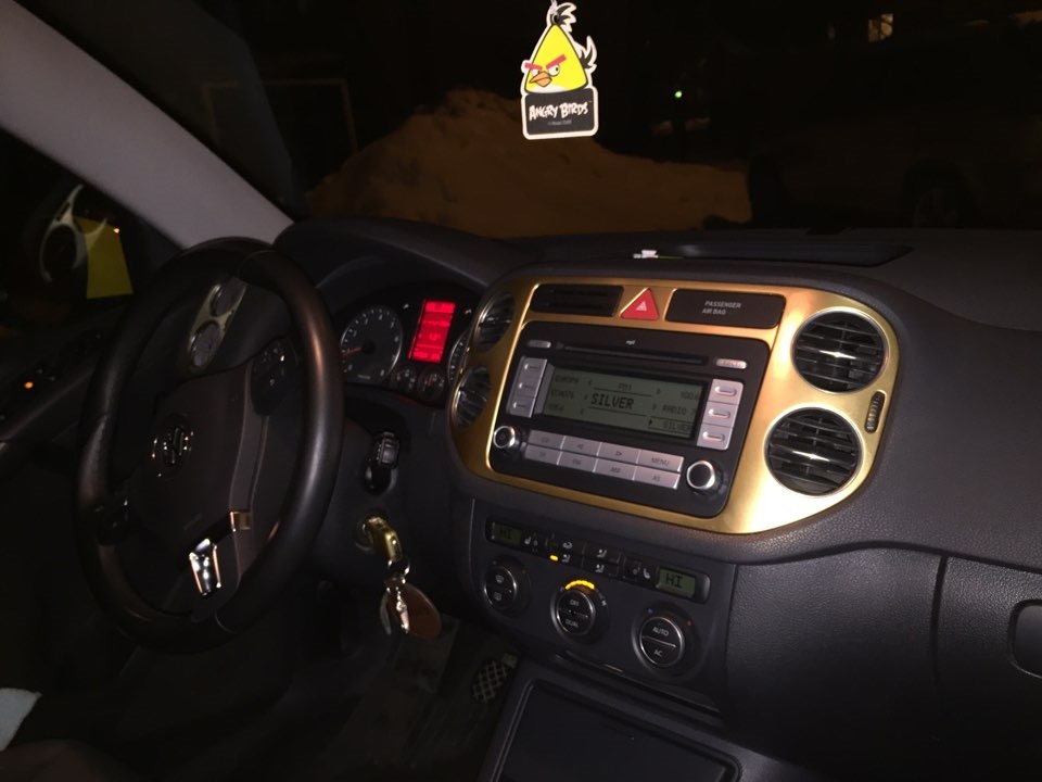 Сюда прямо просится RCD 510… Но семейный бюджет не согласен… — Volkswagen Tiguan (1G)