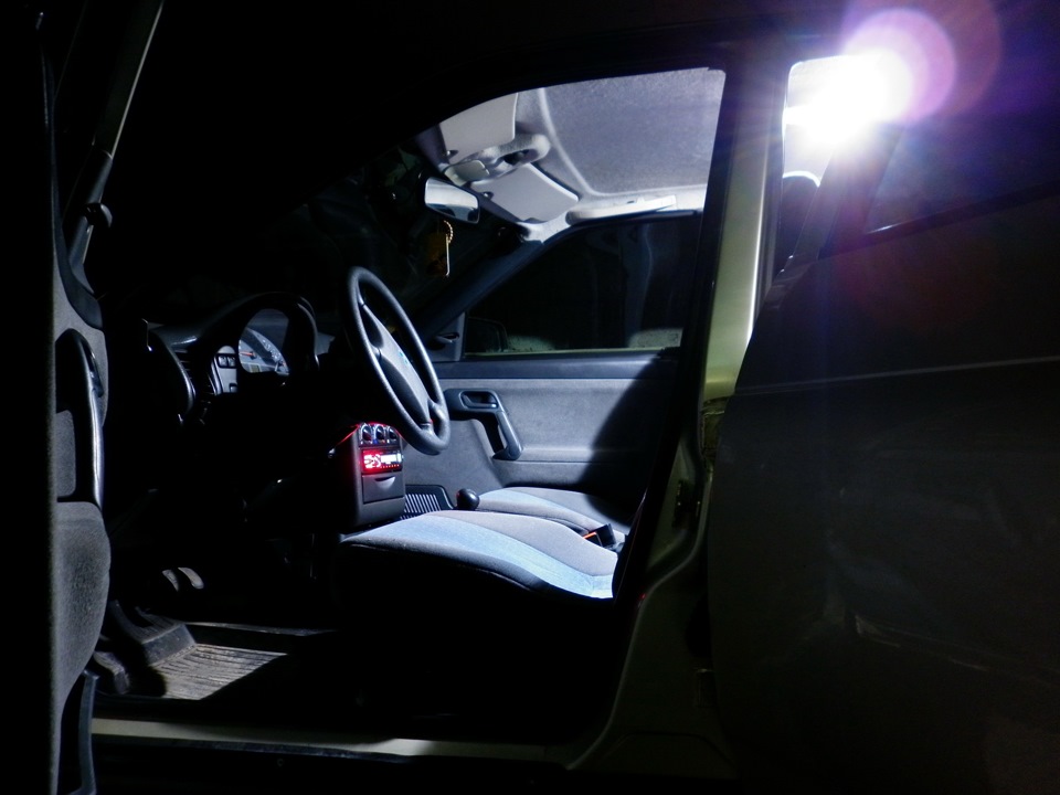 Подсветка двери багажника. УАЗ Патриот 2019 подсветка багажника. Подсветка дверей 2112. Подсветка дверей Meriva a. Hyundai Matrix подсветка в двери.