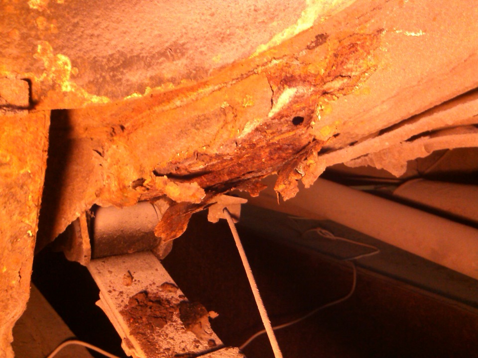 Vw golf повреждения задней части. сгнил лонжерон. гнилой передний лонжерон ваз 2114. гнилые лонжероны ваз 2115. фольксваген гольф 2 гнилой.