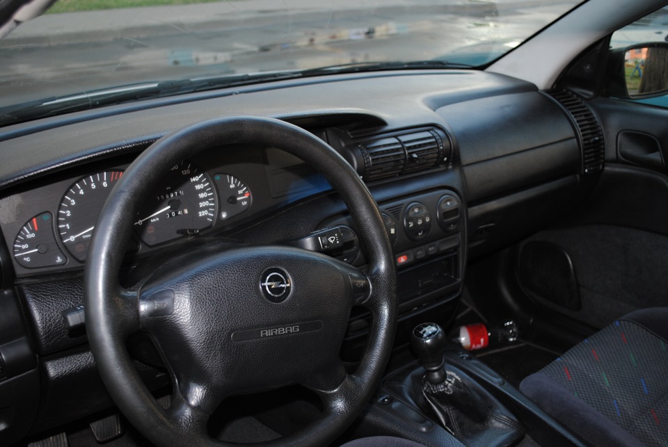 микролифт бардачка — Opel Omega B, 2 л, 1997 года | поломка | DRIVE2