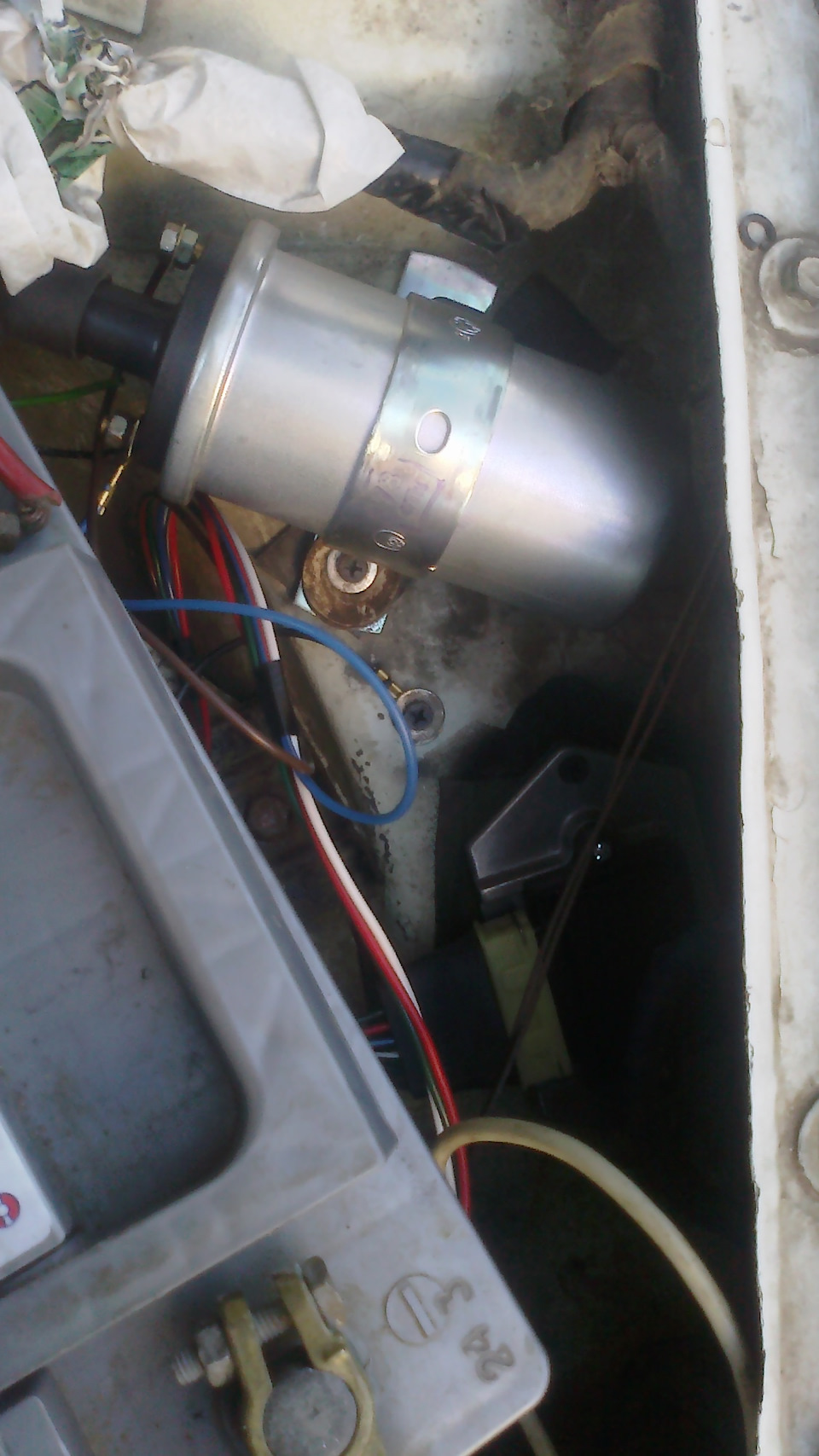 Возле аккума места было как раз под катушку и коммутатор — Opel Kadett E