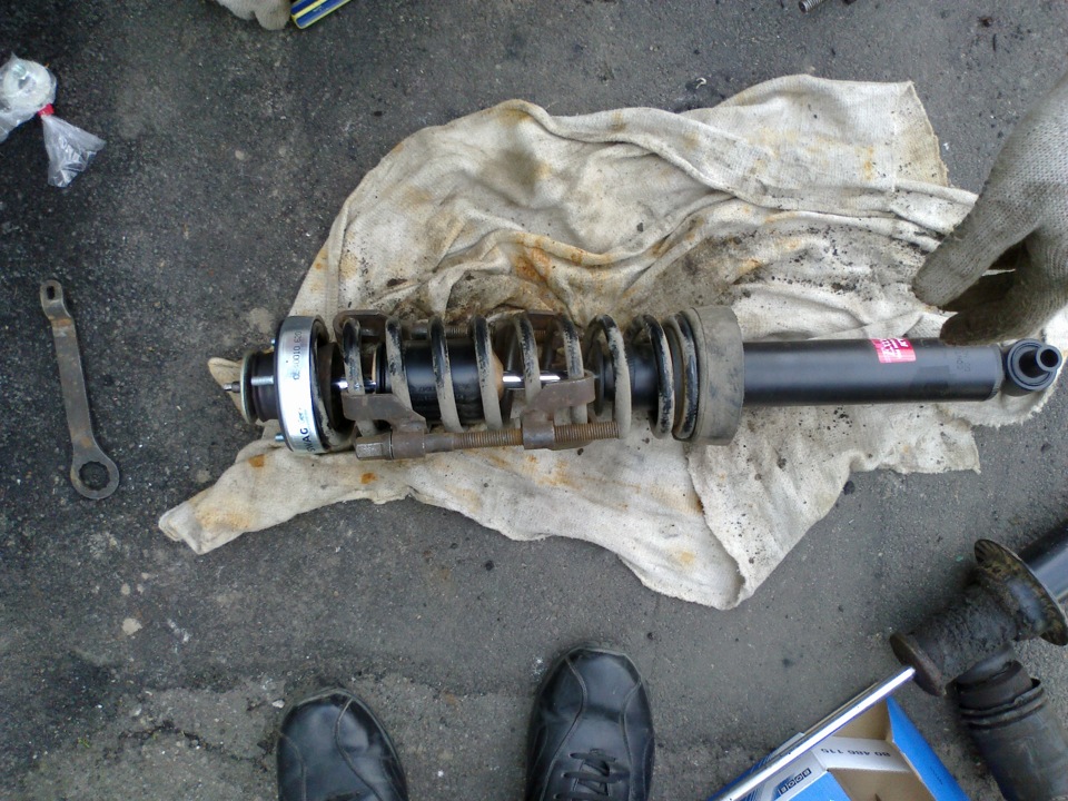 заменил задние аморы и опорники) — BMW 5 series (E34), 2,5 л, 1988 года ...