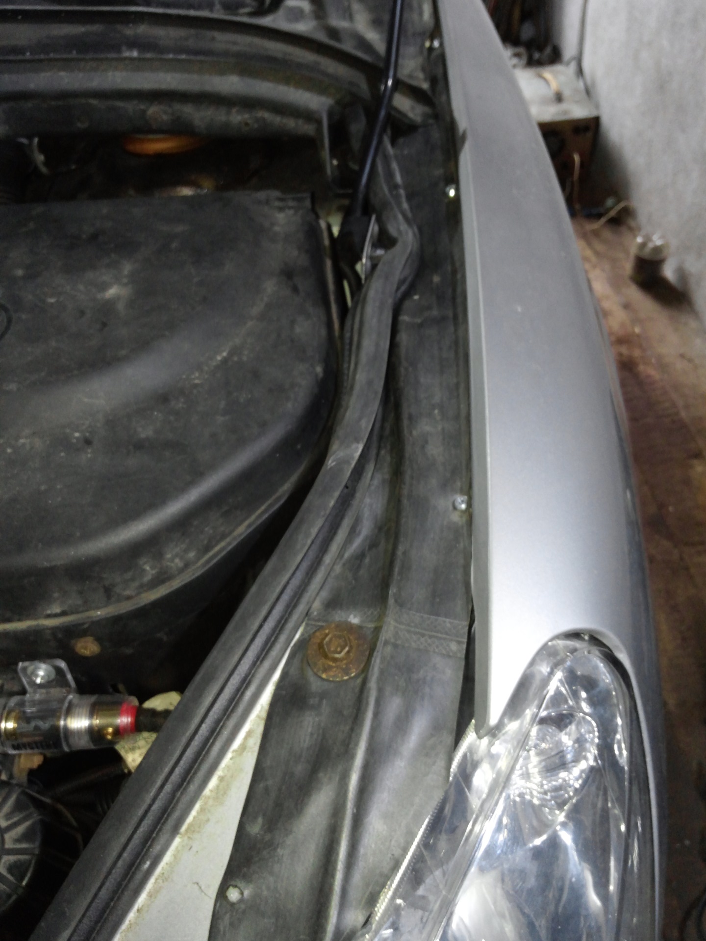 Проба гидроизоляции капота — Peugeot 307, 2 л., 2001 года | стайлинг ...