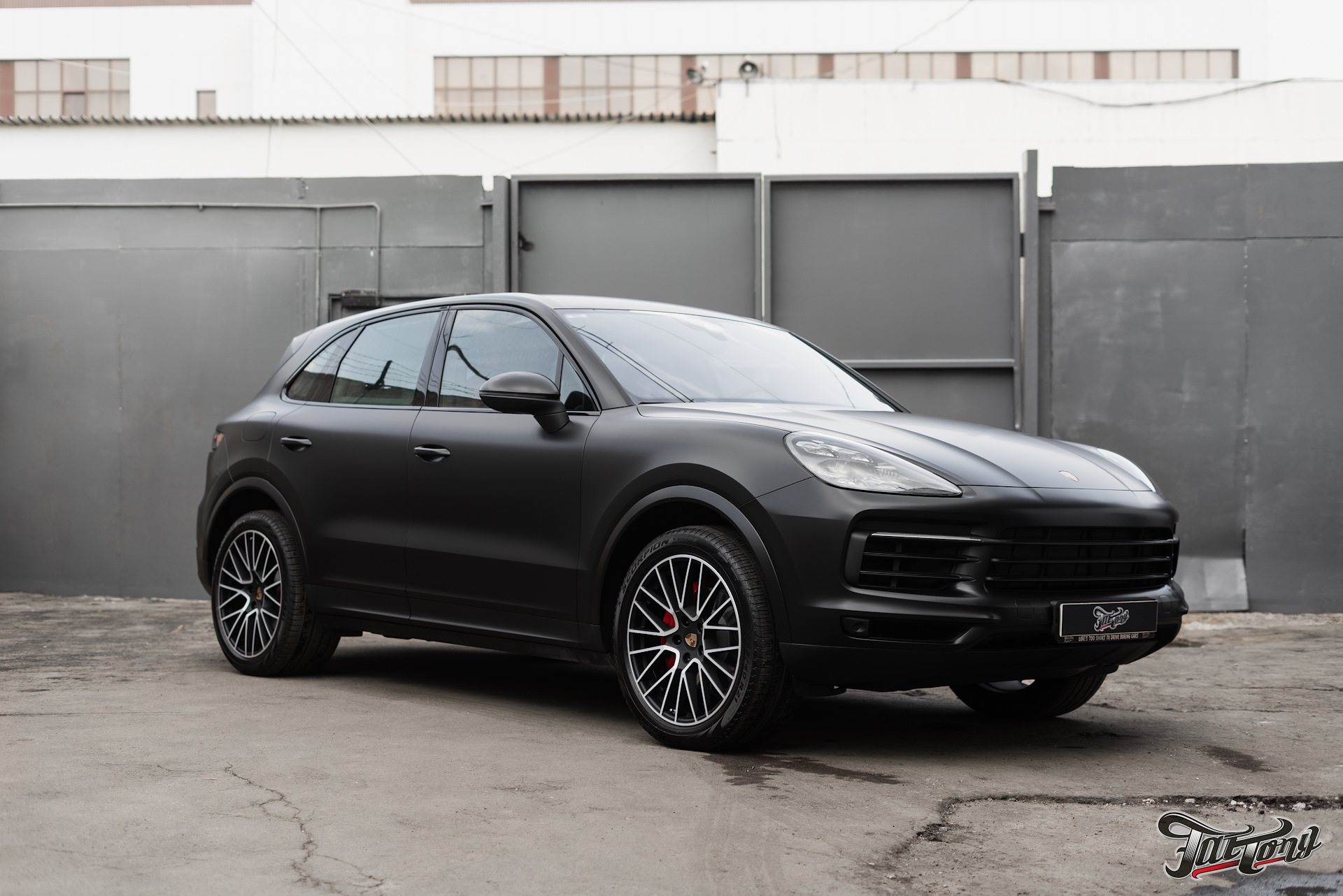 Porsche Cayenne. Оклейка кузова в Satin Black, окрас суппортов и дисков. —  FatTony на DRIVE2