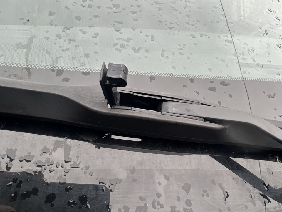 и вынимаем щетку — Toyota RAV4 (IV)