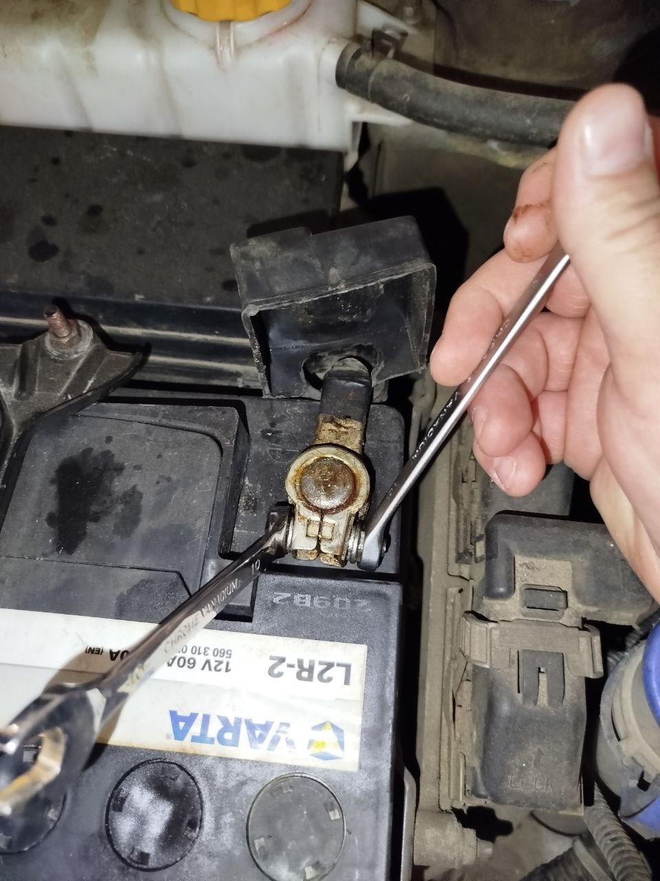 Крайний раз снимал клемму и второй ключ брал разрезной для трубок xD — Chevrolet Aveo 5-door (1G)