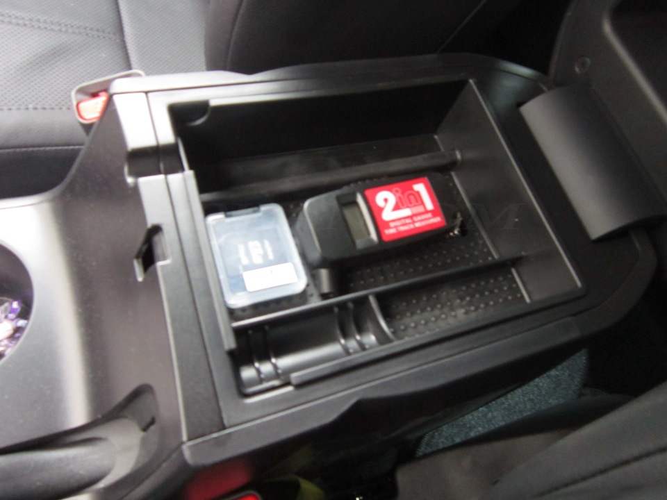 Органайзер в подлокотник ауди q5. Вставки в подлокотник. Отсек в подлокотник хендай икс 35. Аксессуары land rover discovery sport. Подлокотники ленд ровер дискавери спорт.