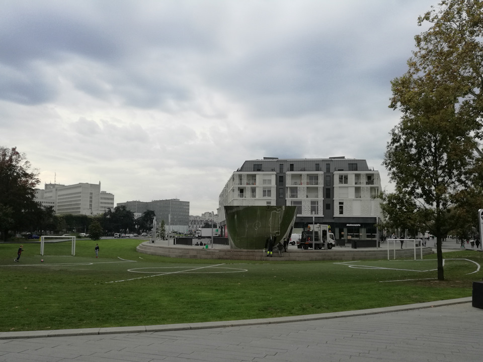 Футбольная поляна нестандартной формы. Но в детстве я был бы рад и такому. Нам приходилось играть и под наклоном, в окружении домов с деревьями и кирпичами, торчащими из земли. Обвел соперника, но не дерево. Замахнулся для удара — сковырнул ногой кирпич и выбыл из строя на неделю. А потом негодуем по поводу уровня отечественного футбола )) — Audi A4 (B9)