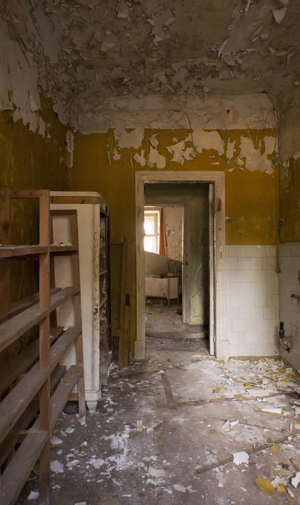 Внутри дома управляющего полная разруха, валяются какие-то медицинские склянки и прочий мусор. — УАЗ 315195 Hunter