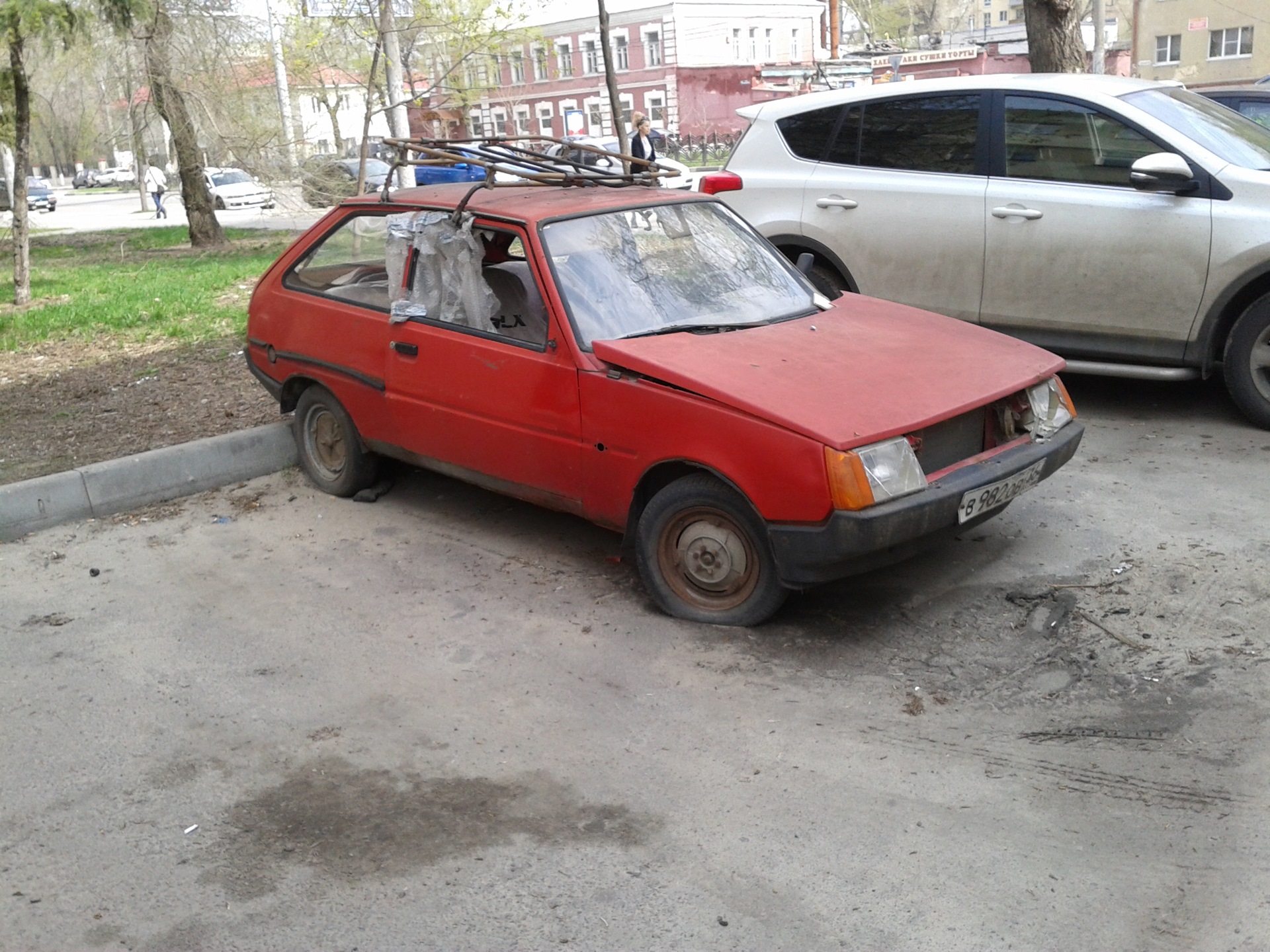 Таврия б. ЗАЗ-1102 «Таврия». Заброшенная ЗАЗ 1102 Таврия. ЗАЗ 1102 Таврия красная. ЗАЗ 1102 Таврия седан.