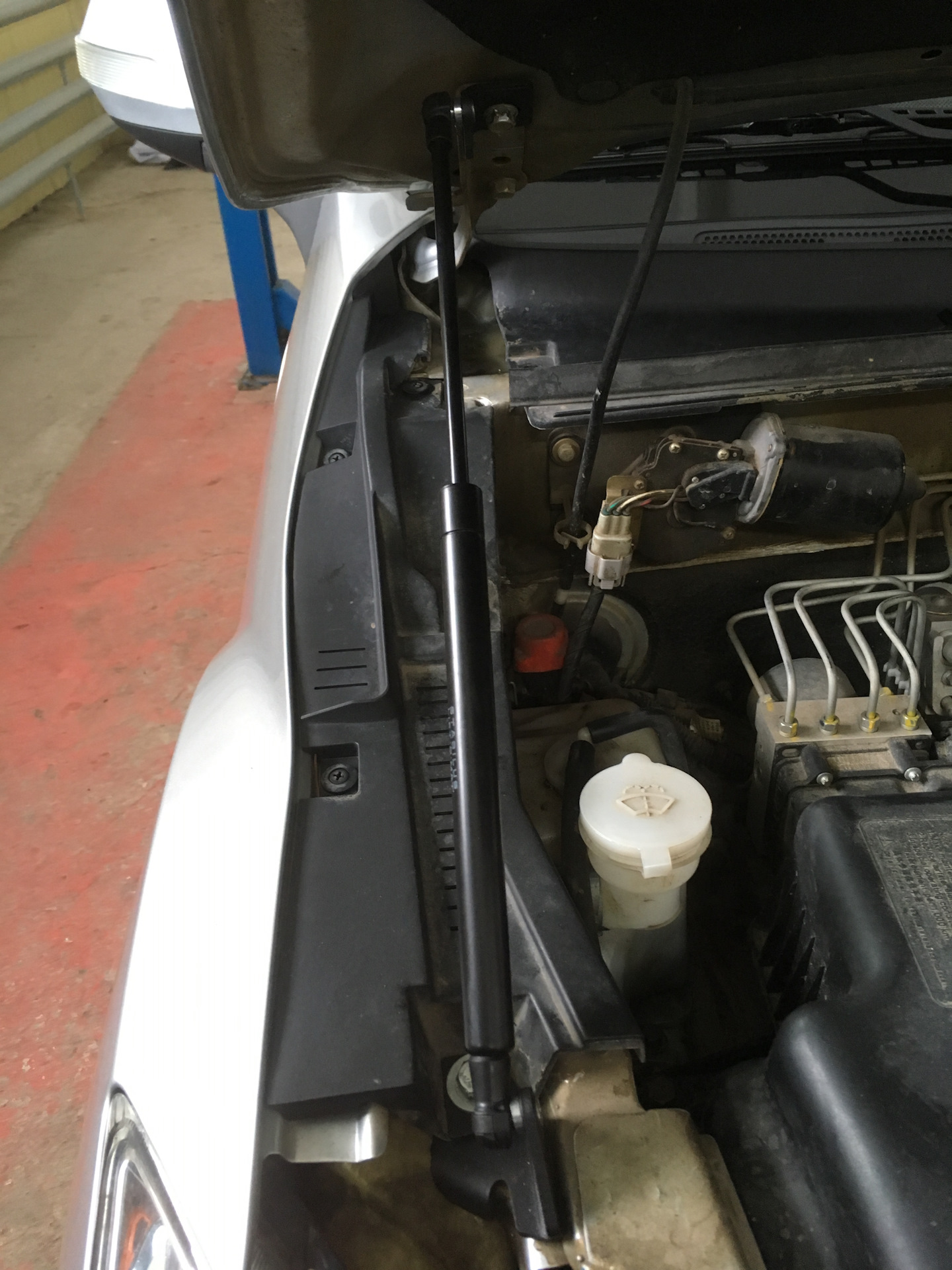 Газовые упоры капота на ховер н5 своими руками. Газовые упоры капота ховер н2. Газовые упоры капота ховер н3. Упоры капота ховер н3. Упоры капота ховер н5.