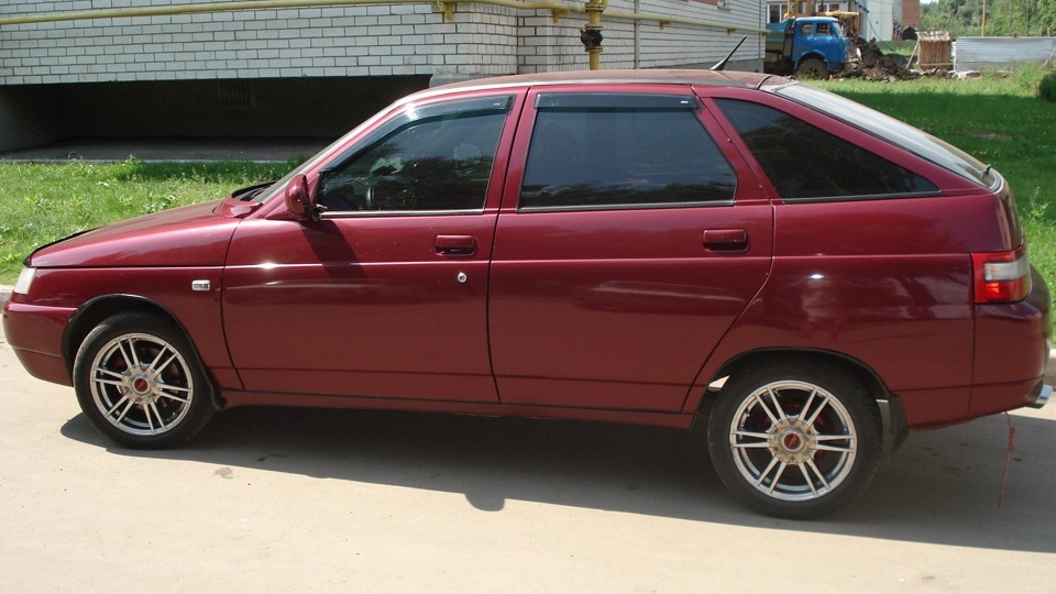 Малиновое ладо. Lada 2112. Малиновая Лада машина. ВАЗ 2112 малиновая.