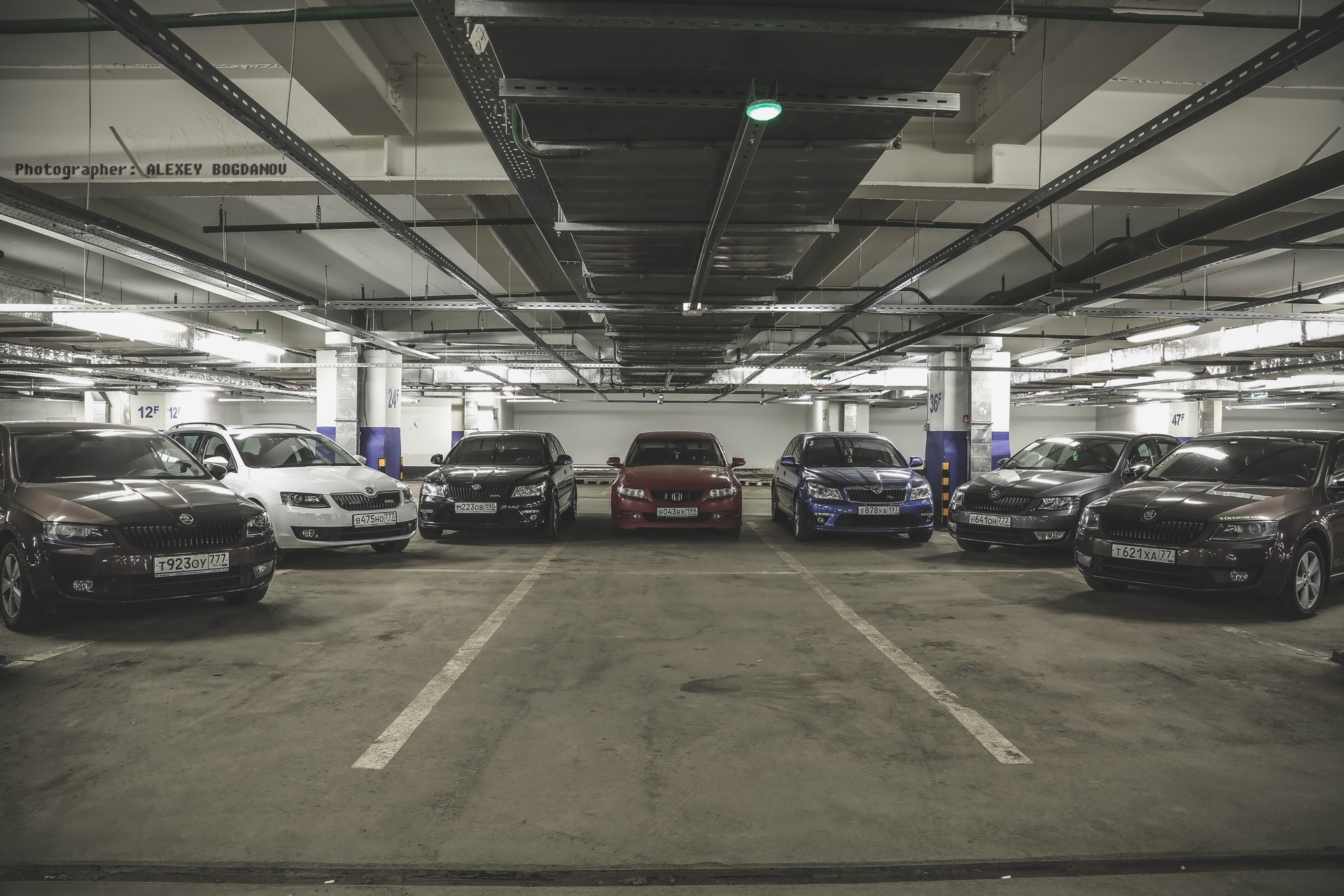 Подземная парковка крокуса. Подземная парковка крокуса. Вегас парковка подземная. Подземная парковка крокуса. Парковка крокуса там есть машины.