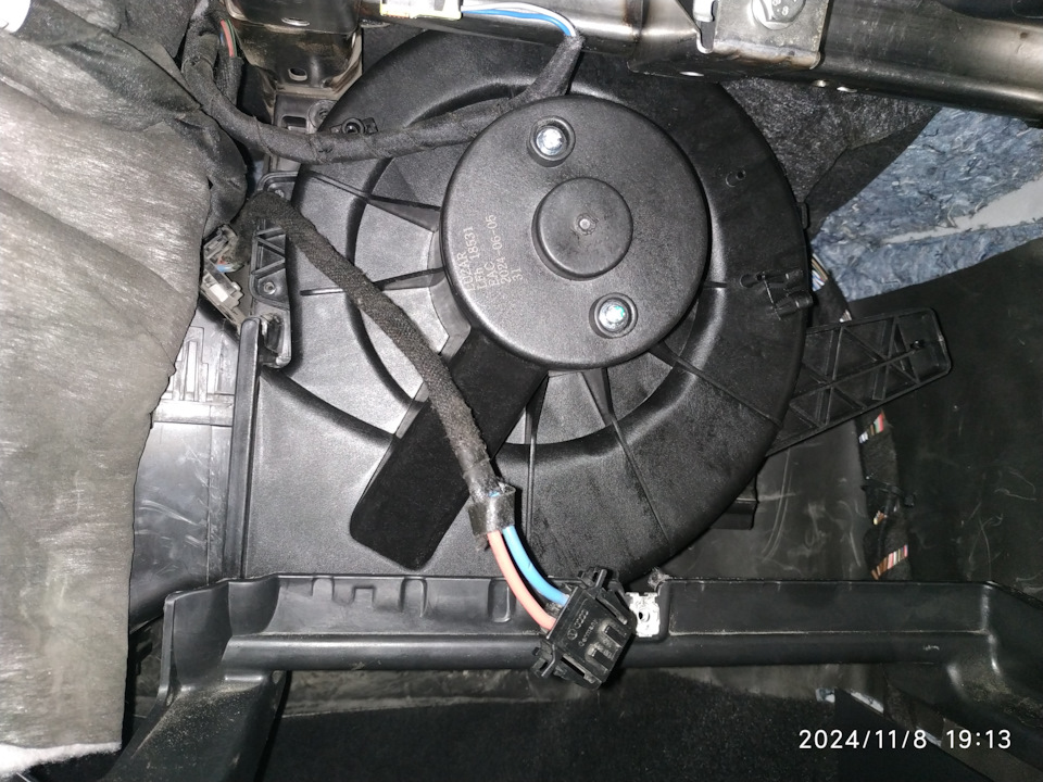 Место соединения корпуса печки и моторчика. Всё идеально, но пришлось повозиться. — Volkswagen Polo Sedan