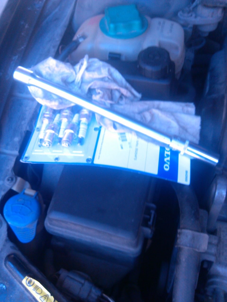 Замена свечей зажигания — Volvo S60 (1G), 2,4 л, 2007 года | своими ...