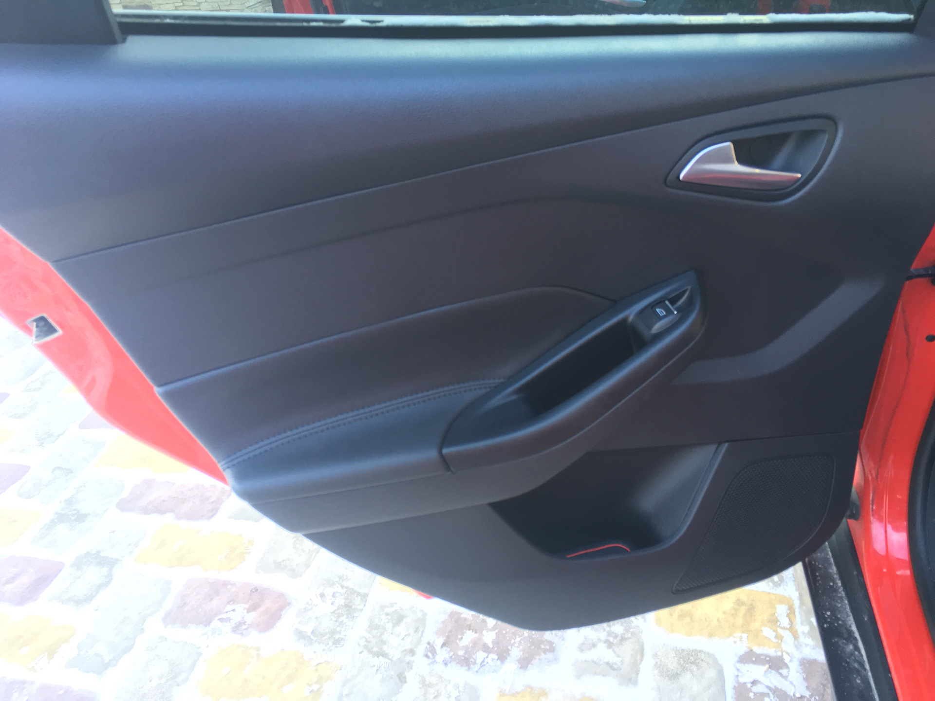 Оригинальные вставки в обшивки дверей — Ford Focus III Wagon, 2 л ...