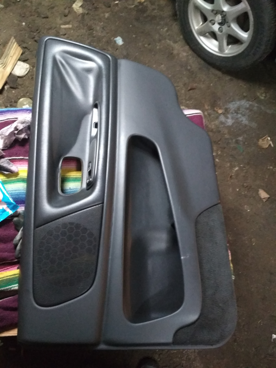 к сожалению не представляю как убрать дефект скукоженой кожи, поэтому он так и остается, пока — Volvo V70 I