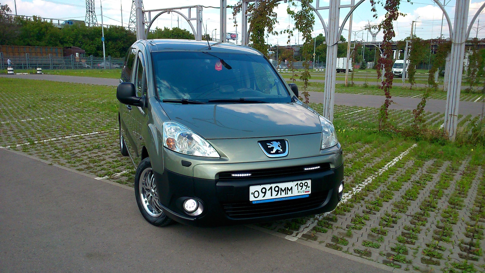 Peugeot partner tepee b9. Пежо.партнер.2009г. Peugeot partner 2009. Ходовые огни Пежо партнер.