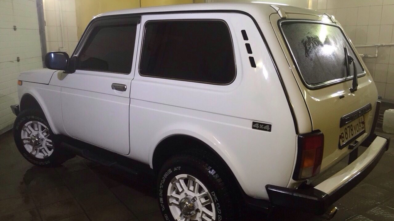 Lada 4x4 3D 1.8 бензиновый 2011 | 