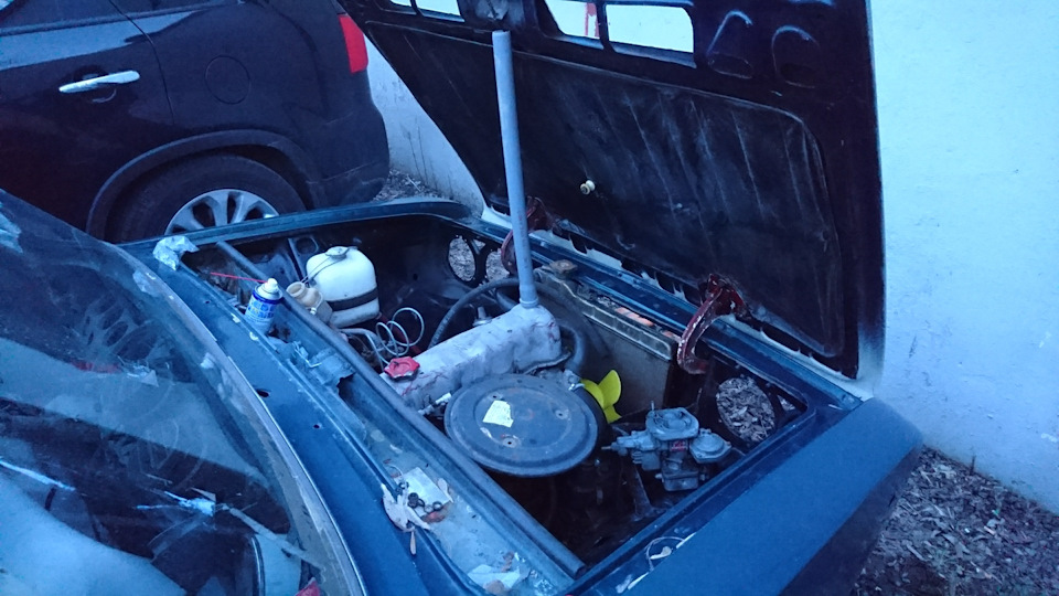 Крепление капота. Карбюратор Made in USSR — Lada 2106, 1,5 л, 1976 года ...